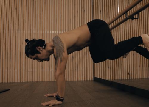 Posílení flexorů kyčlí v sedě a lezení na stěnu na čtyřech - kyčle