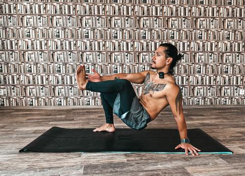 Kontakt ruky a nohy v krabovi břichem nahoru a zvedání končetin na čtyřech