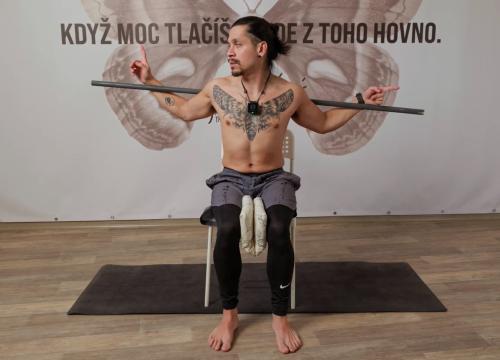 Rotace páteře s polštářem v sedě